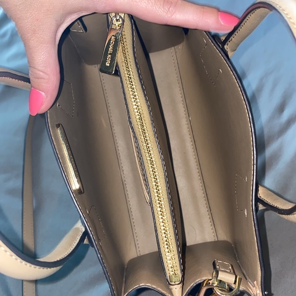 Michael Kors Beige Square Purse Bag with Gold Studs Great Condition Trendy - Picture 3 of 7